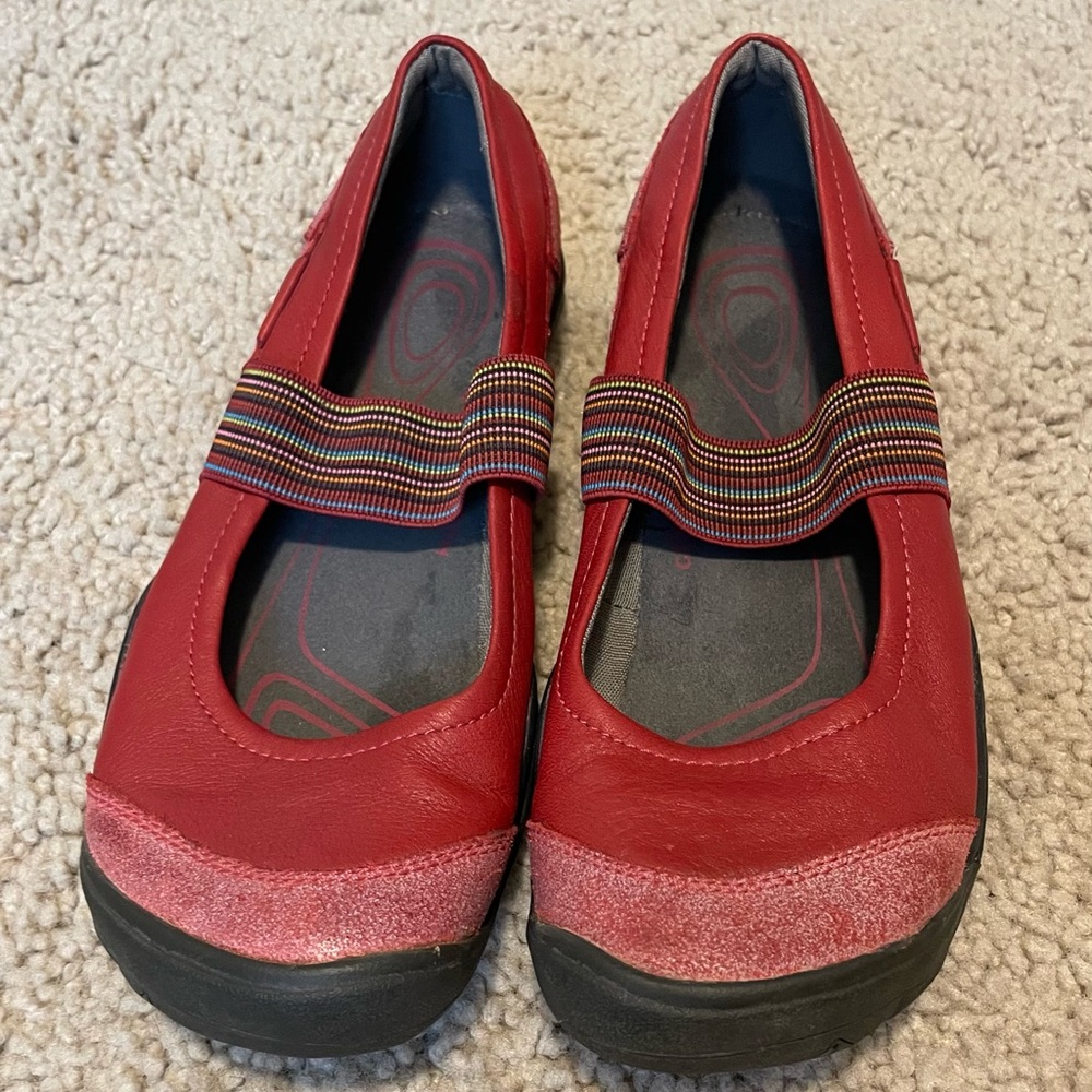 Keen Leather Red Comfort Arch Flats with stretching colorful band Size 8 used